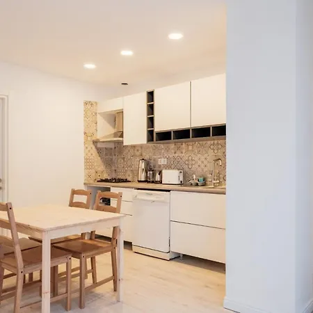 Comfy Flat W Patio 3 Min To Beach In Διαμέρισμα